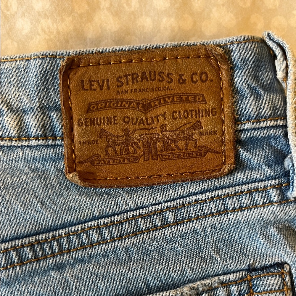 Levi's Women's Classic Light Blue Straight Leg Jeans - Picture 4 of 5
